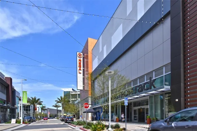 $1,172,000 | 10861 1/2 Hartsook Street, North Hollywood, CA 91601