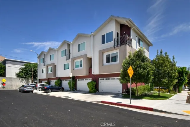 $1,172,000 | 10861 1/2 Hartsook Street, North Hollywood, CA 91601