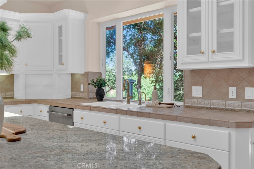 117 Frontier Way Templeton, CA 93465 - Photo 19 of 57 a kitchen with granite countertop white cabinets and a window