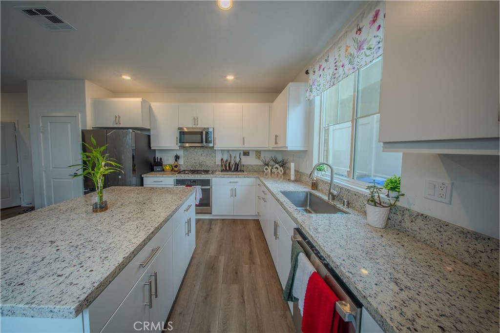 364 Castaic Way Rialto, CA 92377 - Photo 2 of 73