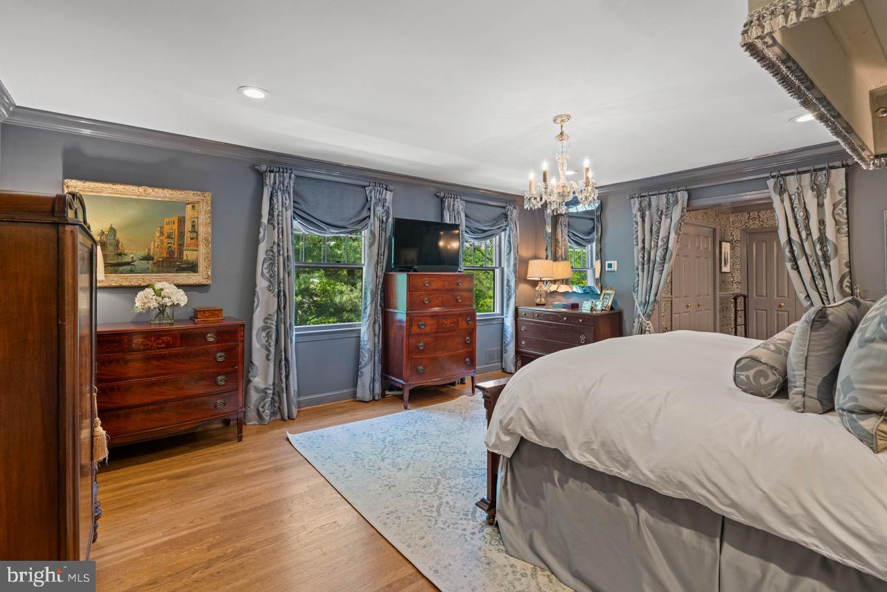 8 Farmington Court Chevy Chase, MD 20815 - Photo 19 of 34 a bedroom with a large bed and a dresser