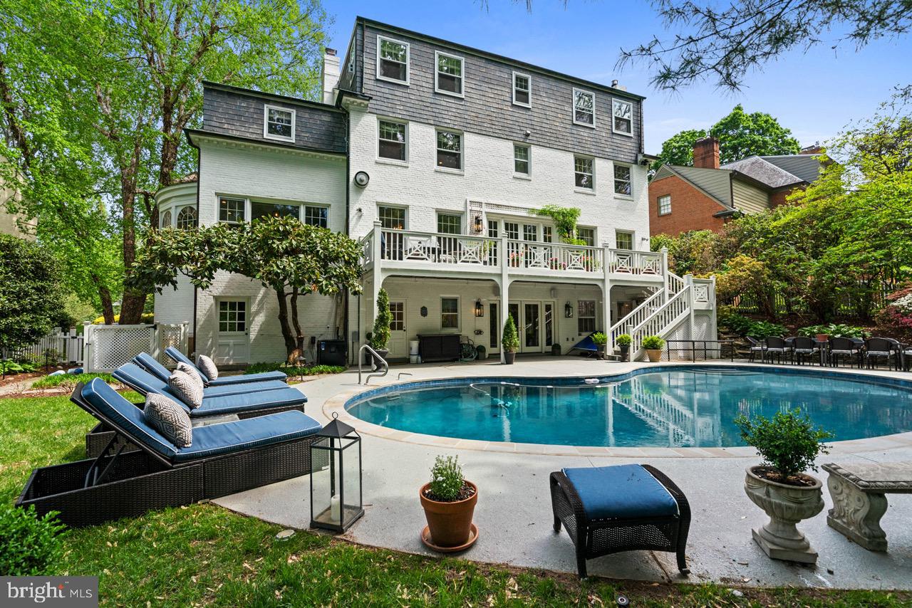 8 Farmington Court Chevy Chase, MD 20815 - Photo 32 of 34 a view of a patio with couches table and chairs potted plants and large tree