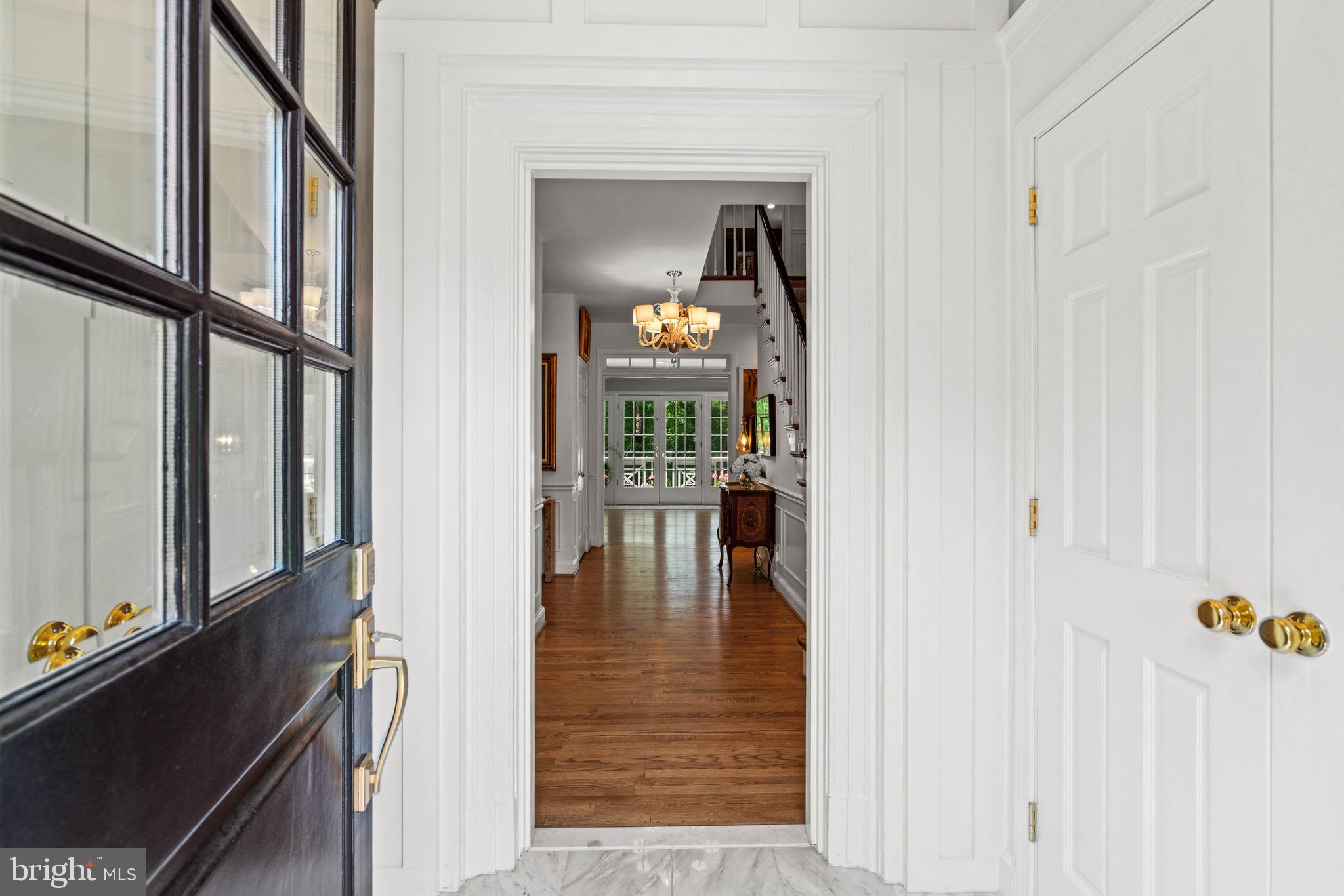 8 Farmington Court Chevy Chase, MD 20815 - Photo 4 of 34 a view of a hallway view with staircase