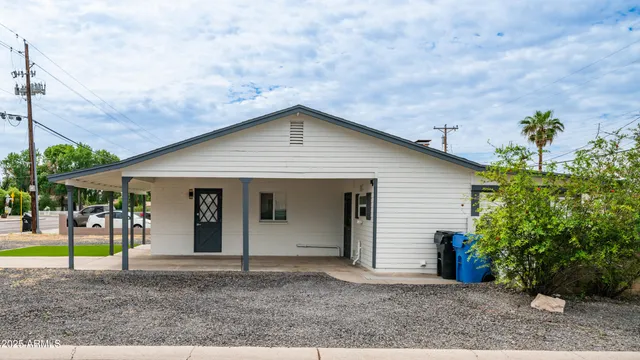 a view of a backyard