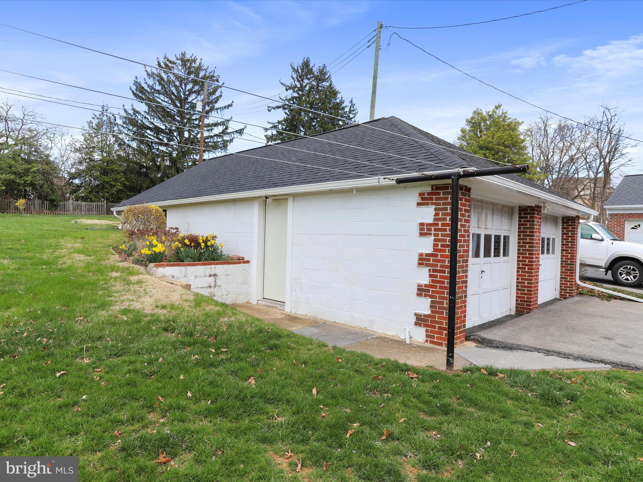 211 Broad Street Middletown, MD 21769 - Photo 32 of 35 a house view with a garden space