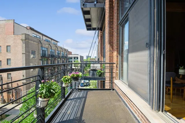 $475,000 | 1935 North Fairfield Avenue, Unit 203, Chicago, IL 60647