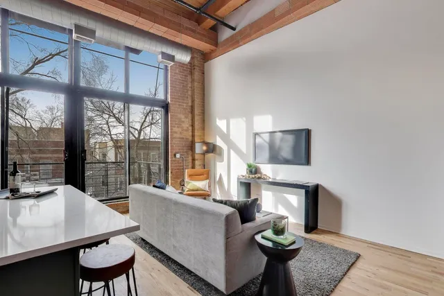 $475,000 | 1935 North Fairfield Avenue, Unit 203, Chicago, IL 60647