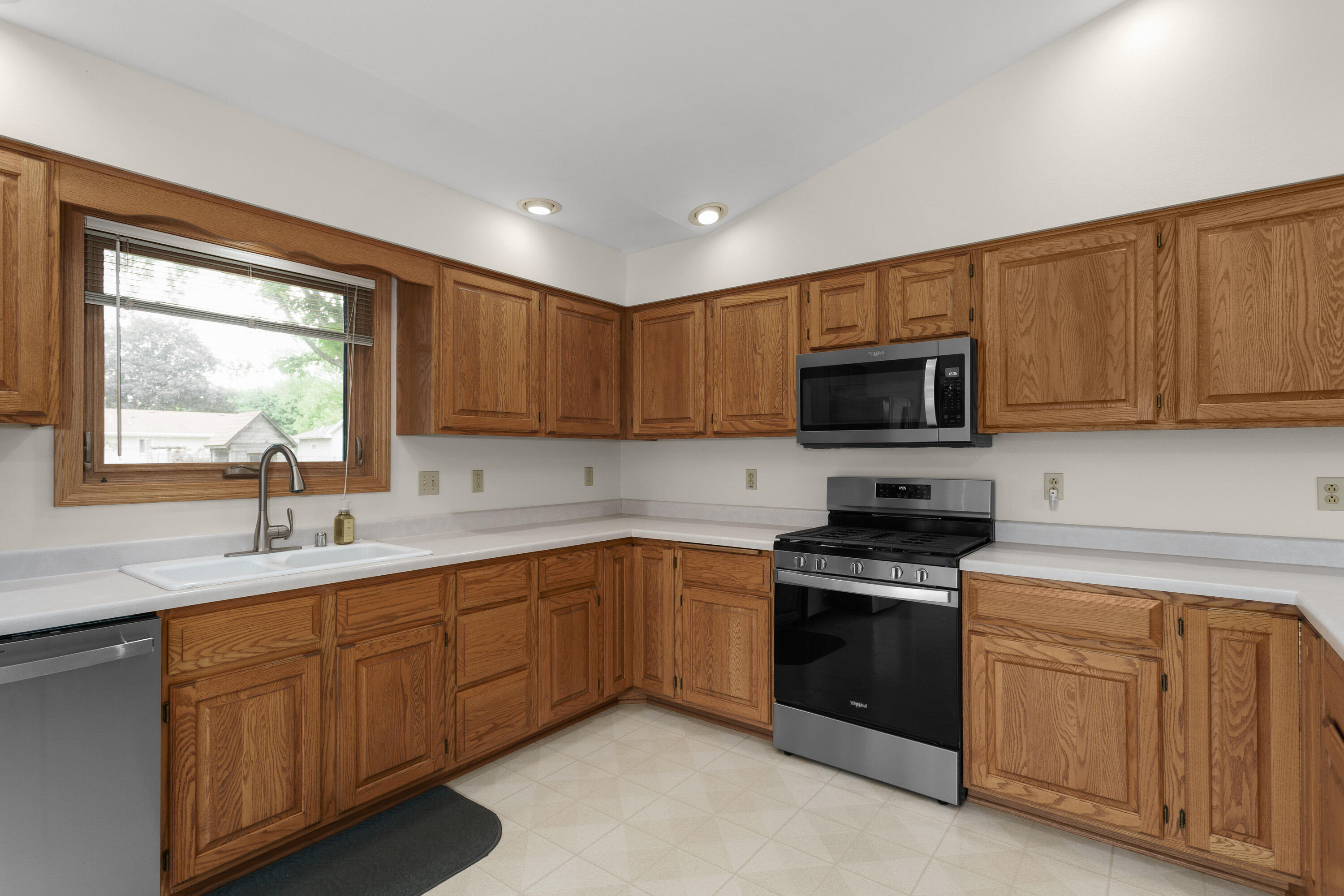 706 Woodbridge Trail Watertown, WI 53094 - Photo 12 of 38 New appliances included