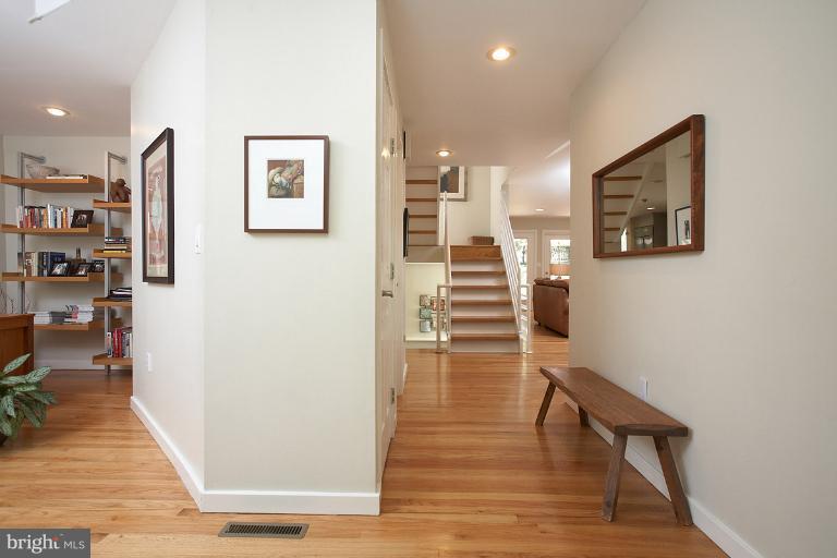 348 Tschiffely Square Road Gaithersburg, MD 20878 - Photo 1 of 30 Foyer