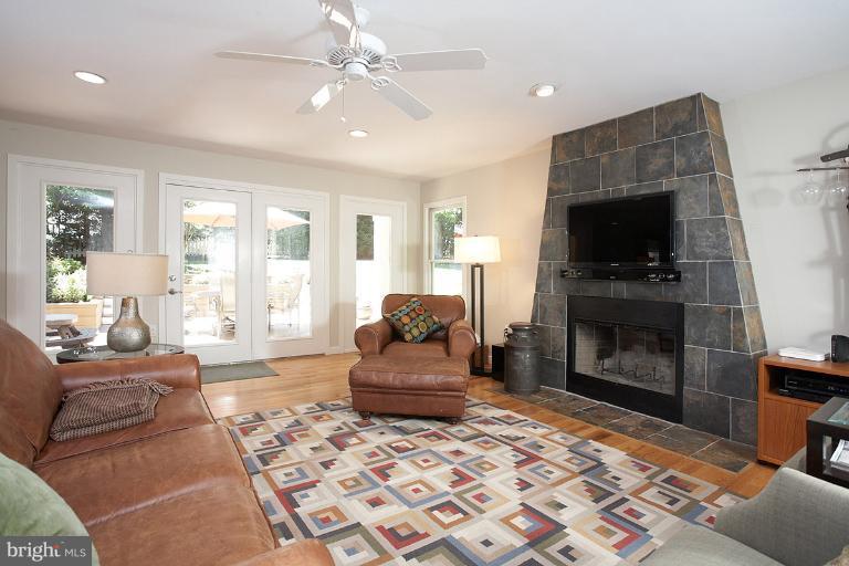 348 Tschiffely Square Road Gaithersburg, MD 20878 - Photo 2 of 30 Family Room