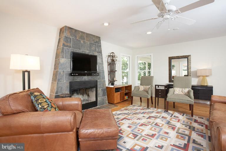 348 Tschiffely Square Road Gaithersburg, MD 20878 - Photo 4 of 30 Family Room View 2