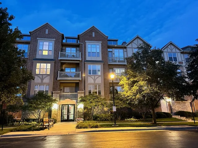 $2,995 | 1914 Farnsworth Lane, Unit 305, Northbrook, IL 60062