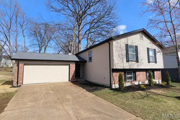$369,000 | 313 Brightfield Drive, Ballwin, MO 63021