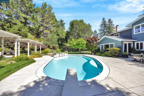 $2,895,000 | 75 Corte Yolanda, Moraga, CA 94556