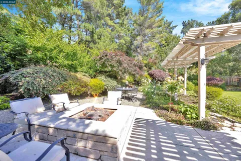 $2,895,000 | 75 Corte Yolanda, Moraga, CA 94556