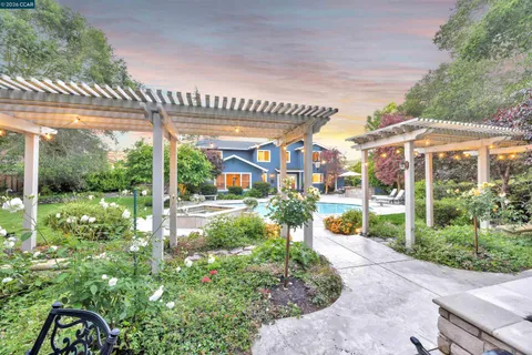 $2,895,000 | 75 Corte Yolanda, Moraga, CA 94556