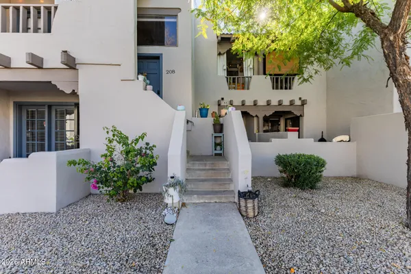 a view of a house with backyard