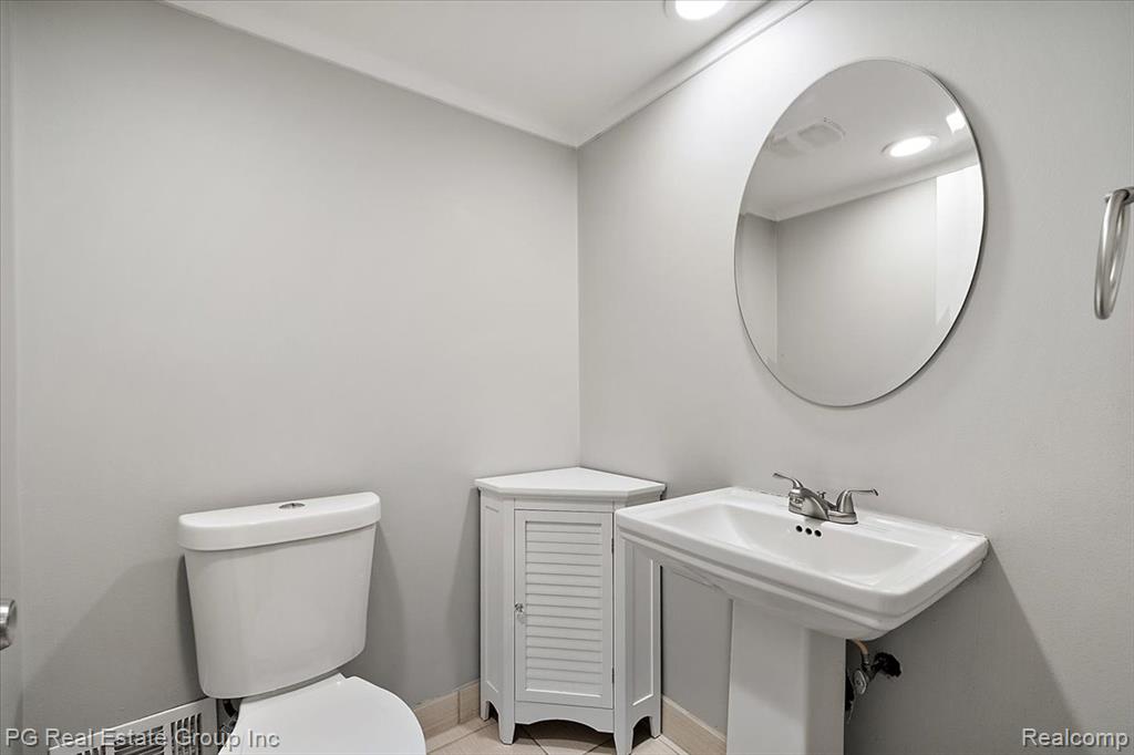 1432 Oakbrook Rochester Hills Rochester, MI 48307 - Photo 15 of 34
