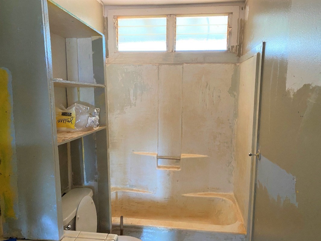4825 Moi Road Hanapepe, HI 96716 - Photo 6 of 14 a bathroom with a bathtub