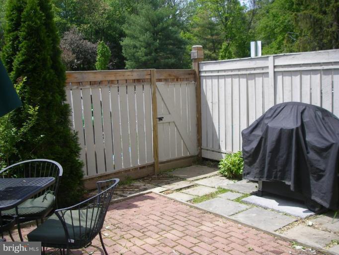 2338 Hunters Square Court Reston, VA 20191 - Photo 2 of 22 Back Yard