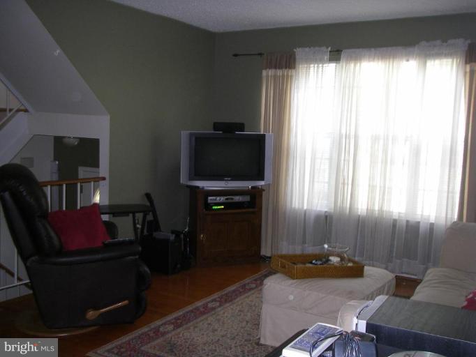 2338 Hunters Square Court Reston, VA 20191 - Photo 14 of 22 Living Room