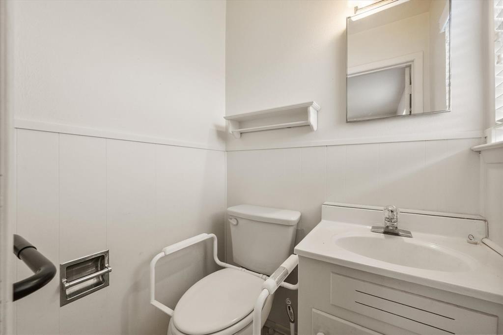 613 Whitener Road Euless, TX 76040 - Photo 24 of 29 Half bath