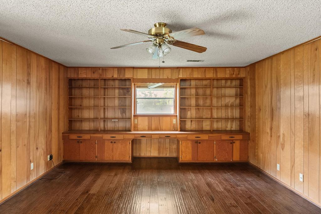 613 Whitener Road Euless, TX 76040 - Photo 5 of 29 Spacious living room with built ins
