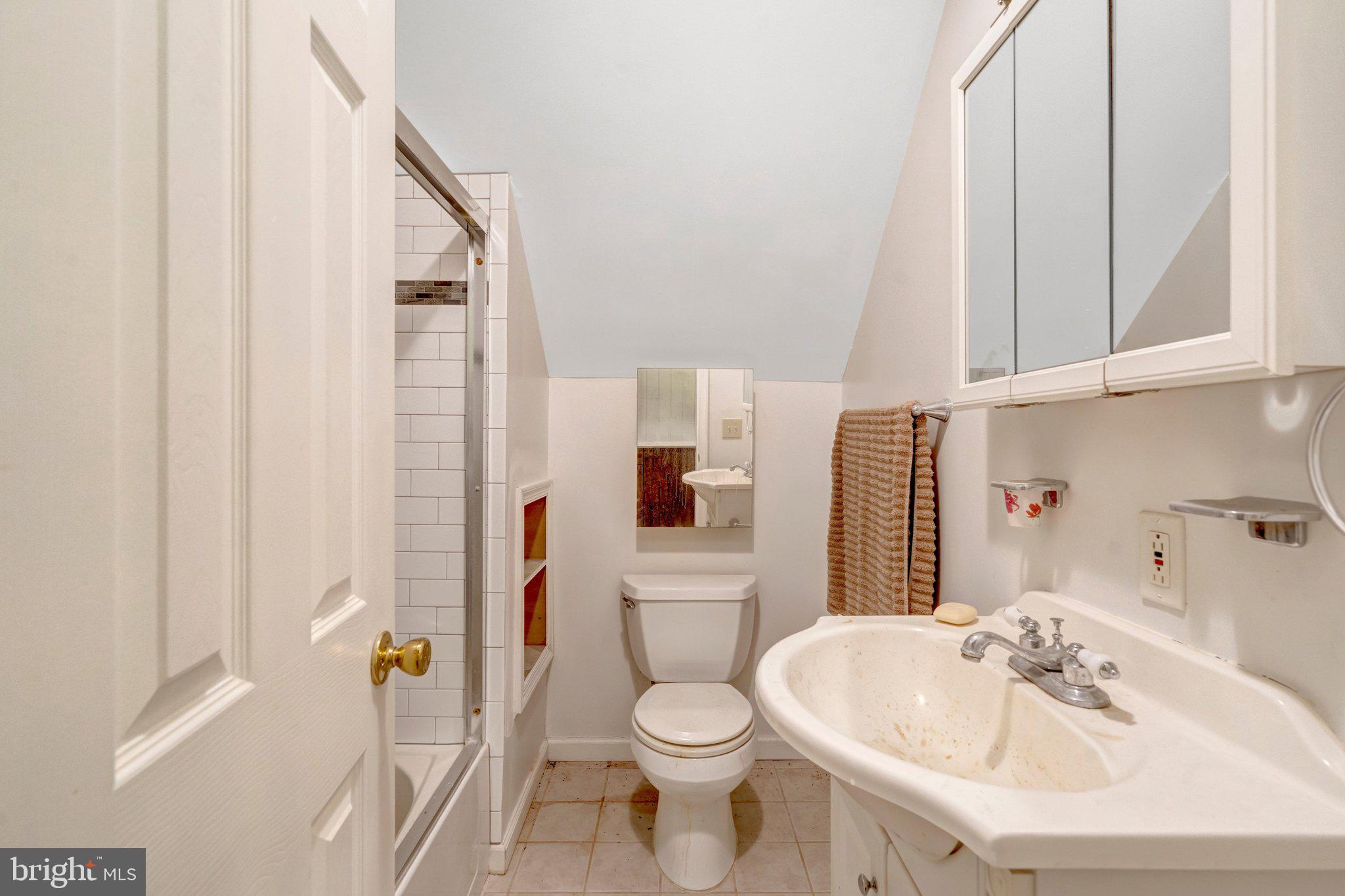 8844 McGrath Road Manassas, VA 20112 - Photo 24 of 27 Charming bathroom with modern touches.
