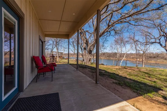 a view of a house with backyard and trees