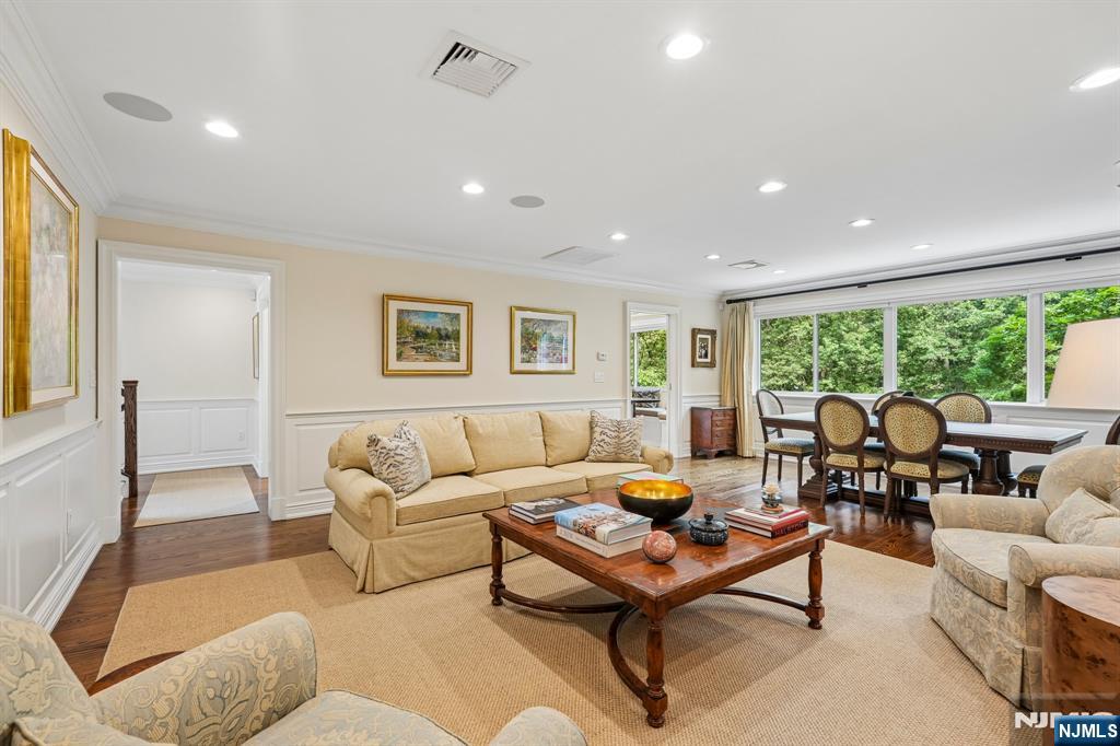 25 Daniel Court Ridgewood, NJ 07450 - Photo 8 of 42 Gallery Image 8