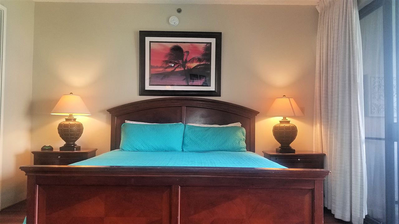 4299 Lower Honoapiilani Road, Unit 134 Lahaina, HI 96761 - Photo 12 of 29 a room with a table and chairs