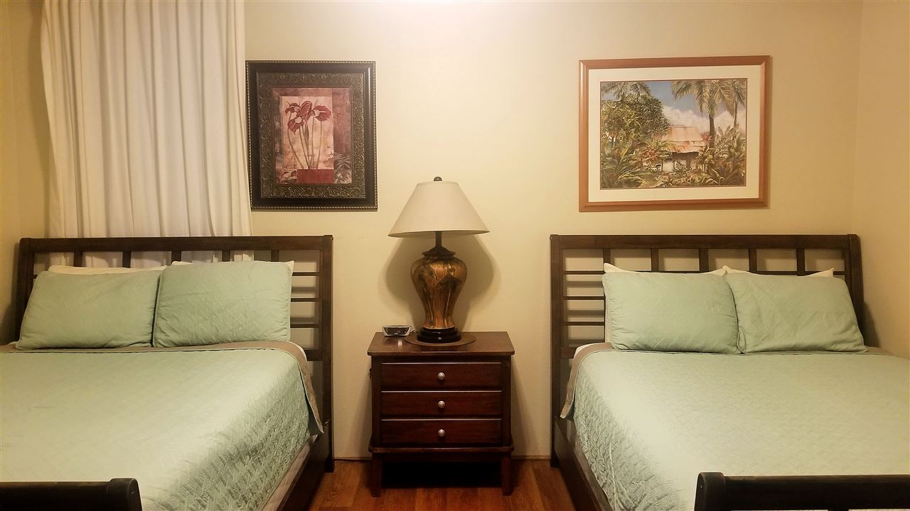 4299 Lower Honoapiilani Road, Unit 134 Lahaina, HI 96761 - Photo 16 of 29 a bedroom with a bed and a lamp on dresser