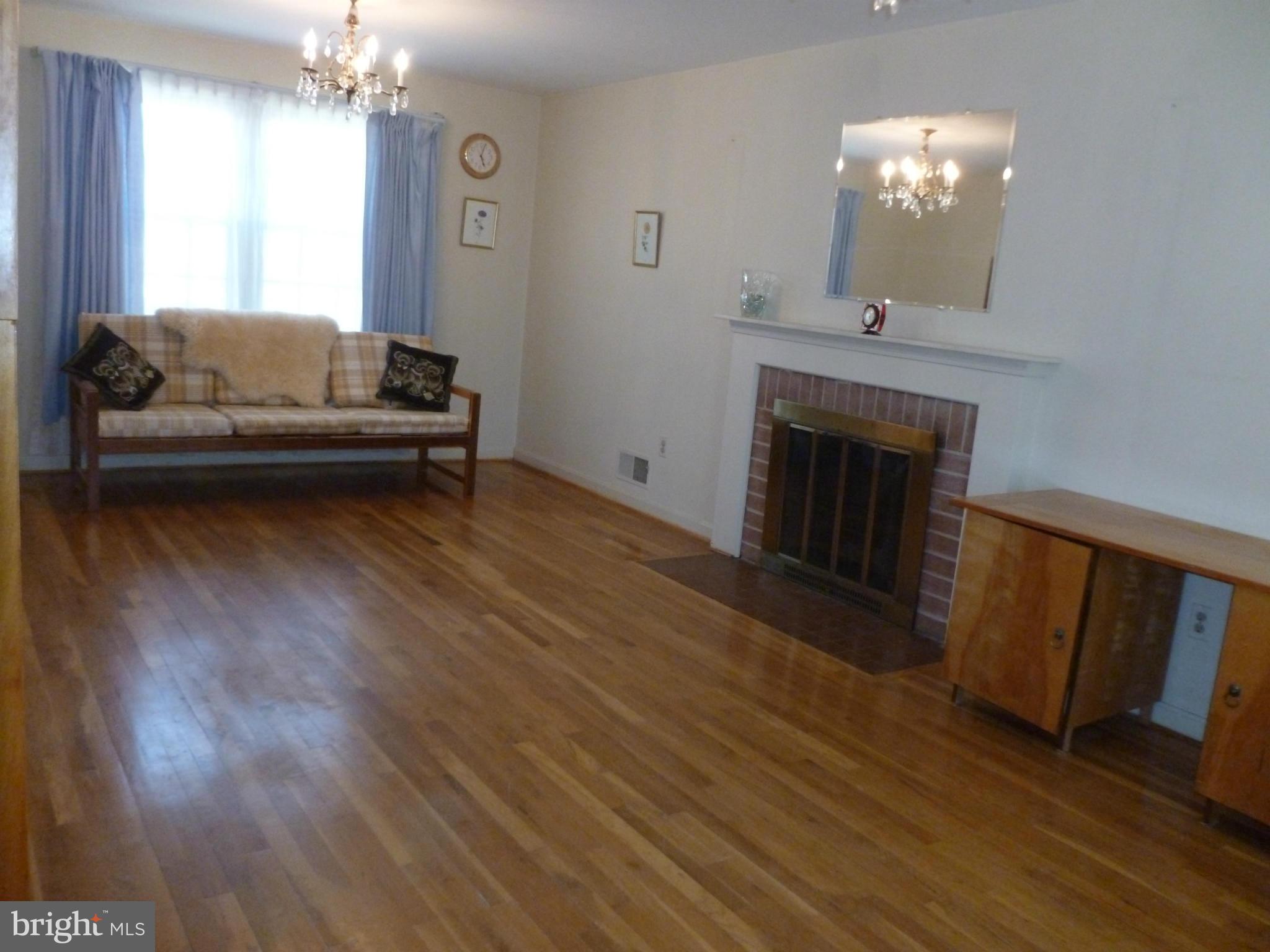 6905 Sydenstricker Road Springfield, VA 22152 - Photo 4 of 25 Living Room