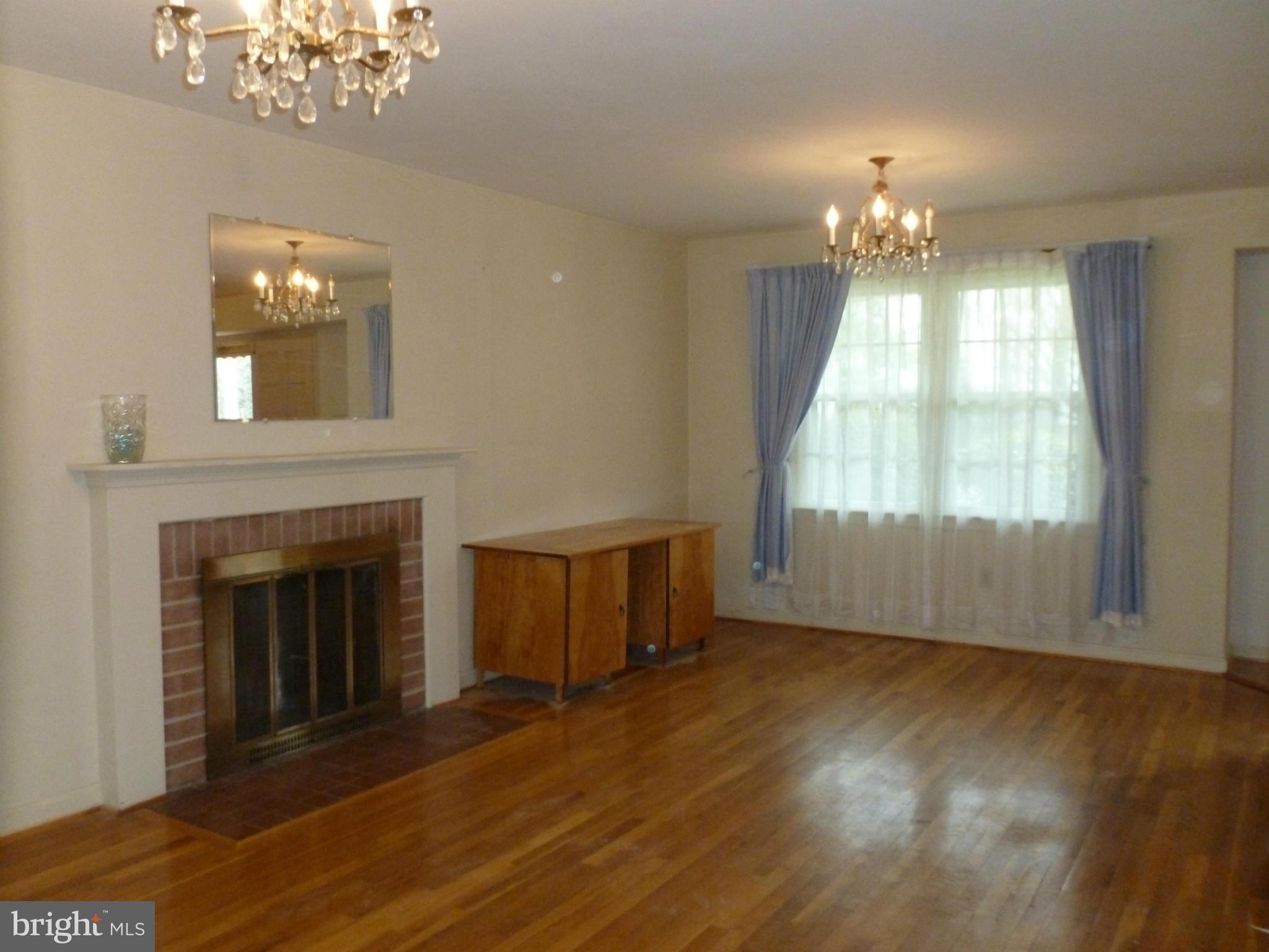 6905 Sydenstricker Road Springfield, VA 22152 - Photo 5 of 25 Living Room