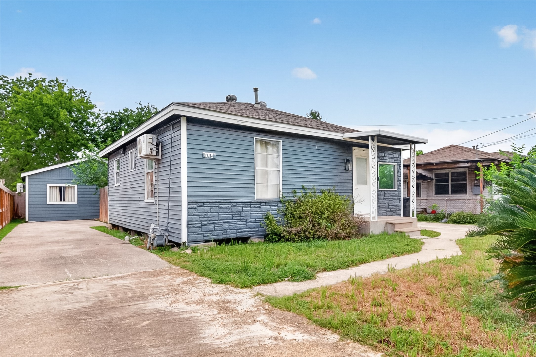 6715 Victoria Street, Unit B Houston, TX 77020 - Photo 1 of 8 a front view of a house with garden