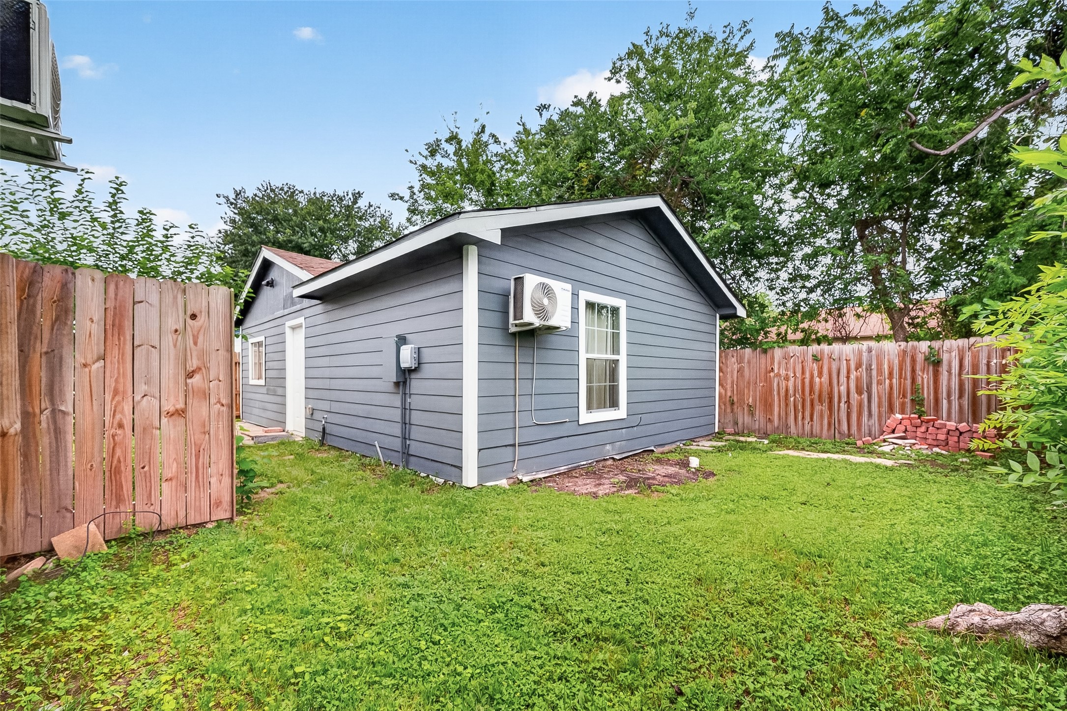 6715 Victoria Street, Unit B Houston, TX 77020 - Photo 5 of 8 a backyard of a house with lots of green space