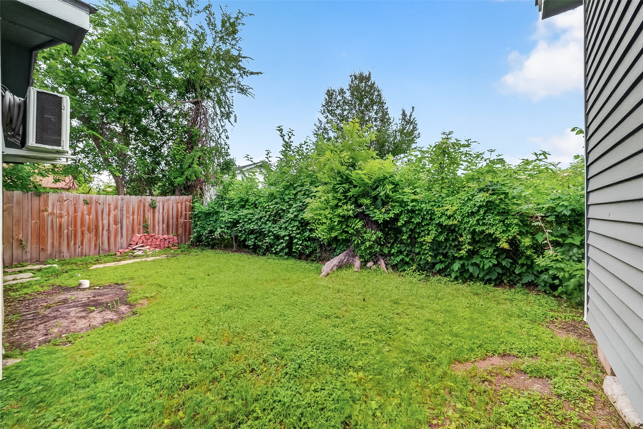 6715 Victoria Street, Unit B Houston, TX 77020 - Photo 6 of 8 a view of yard with green space