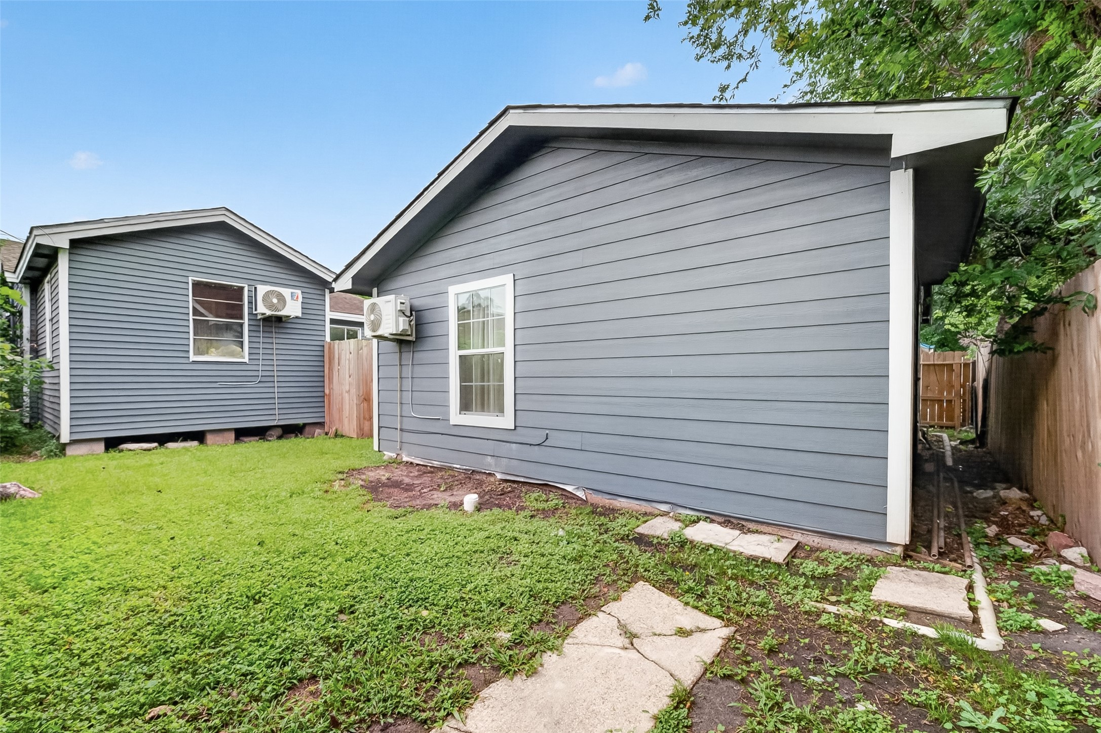 6715 Victoria Street, Unit B Houston, TX 77020 - Photo 7 of 8 a backyard of a house with green space