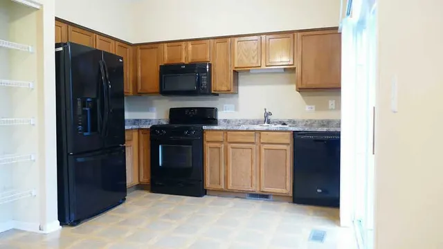 $239,900 | 306 Waubonsee Drive, Plano, IL 60545