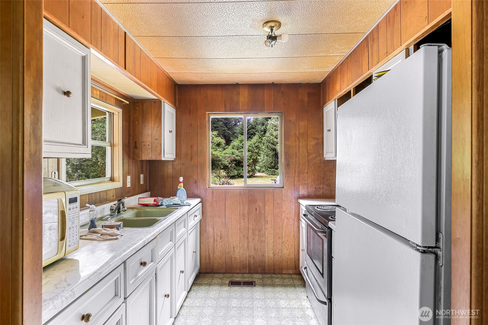 5650 Doran Road Acme, WA 98220 - Photo 18 of 40 a bathroom with a sink mirror and a bathtub