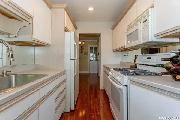 $245,000 | 1213 East Broadway, Unit B24, Hewlett, NY 11557