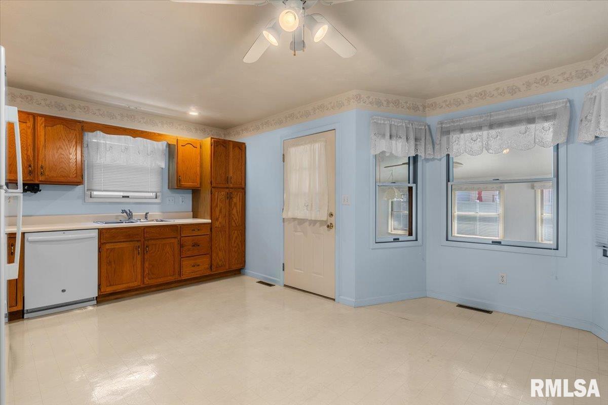 2904 Biscayne Drive Springfield, IL 62707 - Photo 10 of 33 Gallery Image 10
