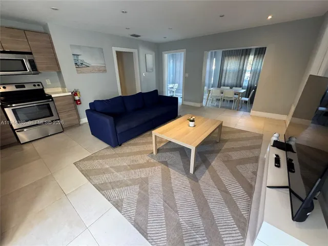 $2,699 | 825 North 26th Avenue, Hollywood, FL 33020