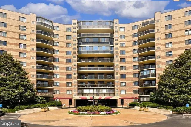 $399,500 | 8370 Greensboro Drive, Unit 916, McLean, VA 22102
