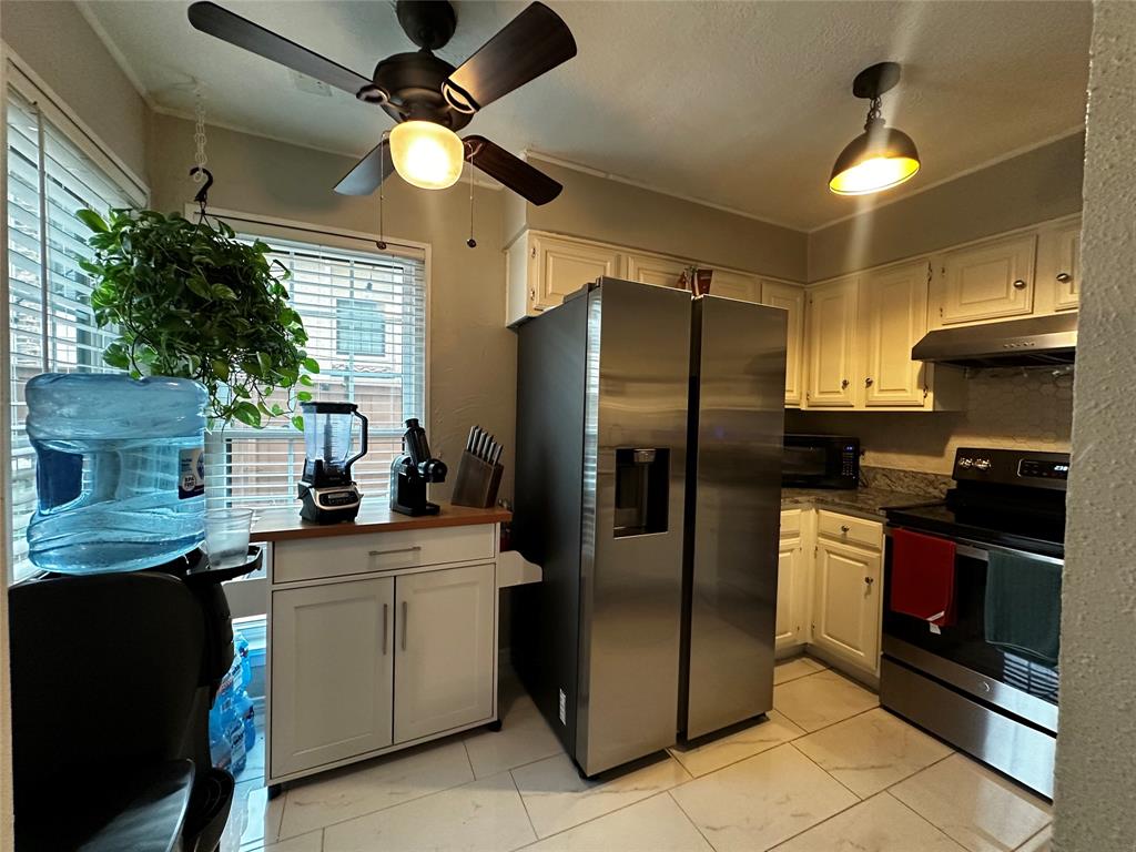 4272 Madera Road, Unit 4 Irving, TX 75038 - Photo 23 of 32 a kitchen with stainless steel appliances granite countertop a sink a stove a refrigerator a washer dryer and a dining table