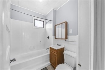 71 Knox Street, Unit 2 Springfield, MA 01105 - Photo 14 of 14 a bathroom with a toilet sink and bathtub
