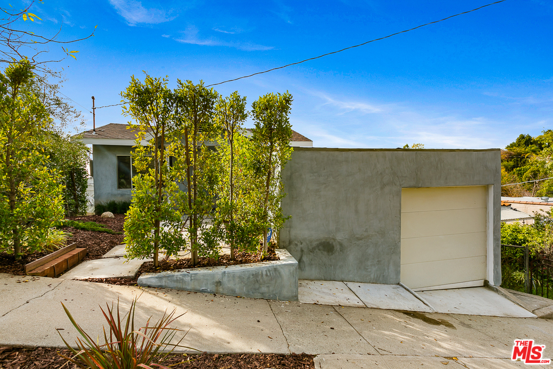 515 Oleander Drive Los Angeles, CA 90042 - Photo 2 of 44