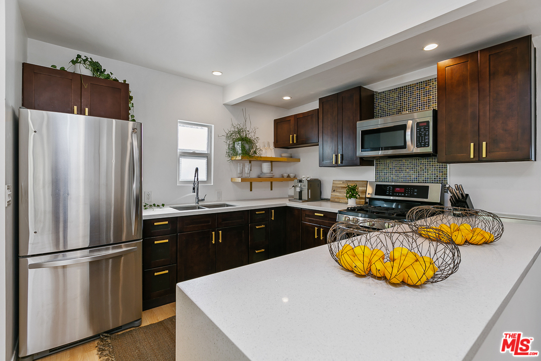 515 Oleander Drive Los Angeles, CA 90042 - Photo 7 of 44