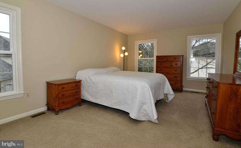 18 Rutledge Court Sterling, VA 20165 - Photo 16 of 30 Owner's Bedroom