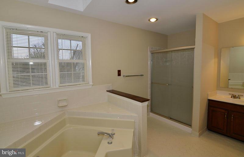 18 Rutledge Court Sterling, VA 20165 - Photo 17 of 30 Bath (Master)